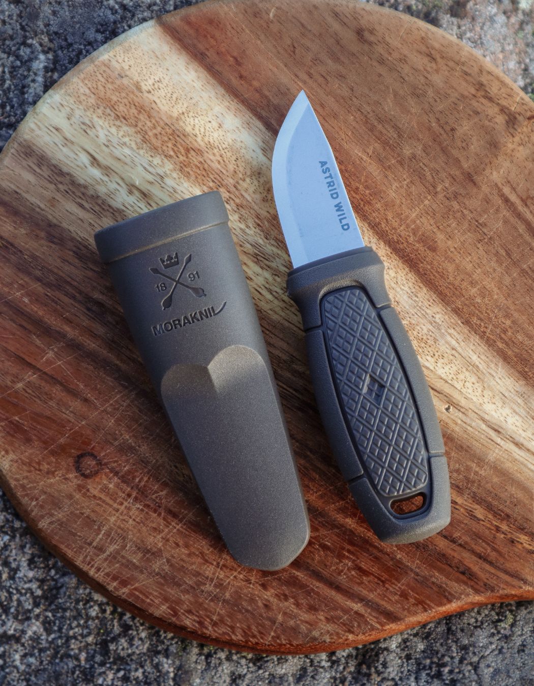 Morakniv puukko Astrid Wild -kaiverruksella (Ilmainen lahja)