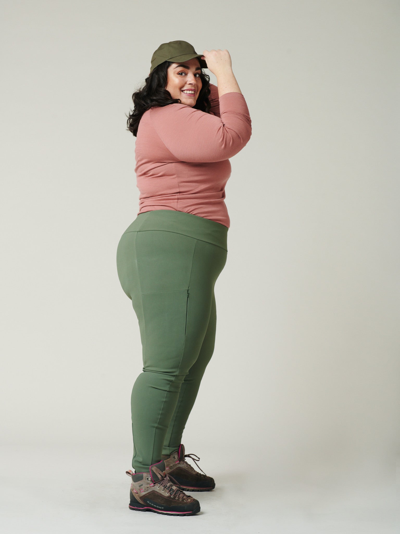 Astrid Wild vandringstights dam med hög midja och praktiska fickor, med vattenavvisande och stretchig tyg - Rosa. Färg Grön [[Manuela, 168cm, 54 / 54 / Green]]